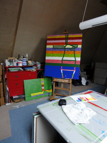 atelier met schilderijen